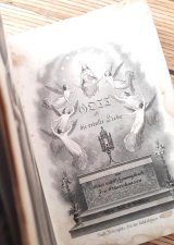 アンティーク★ 1870年代　留め具付　天使　聖セバスチャン　マリア　キリストの誕生　　美しいイラストのお祈りの本　シャビーな革装　　　